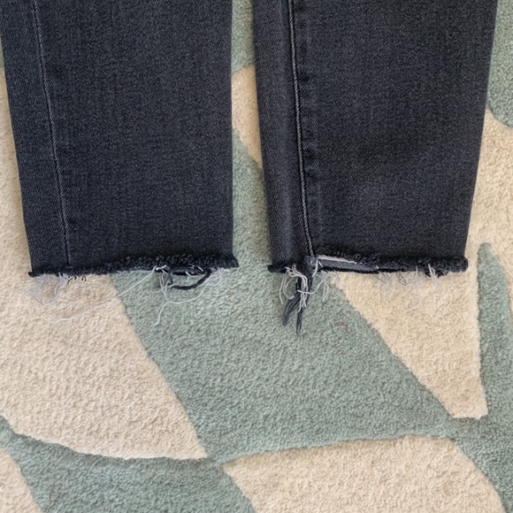 Good American Good Legs Shadow Pocket Jeans - Picture 5 of 6
